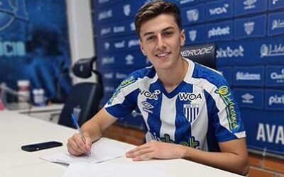 O zagueiro Lucas Marcon assina seu primeiro contrato profissional!